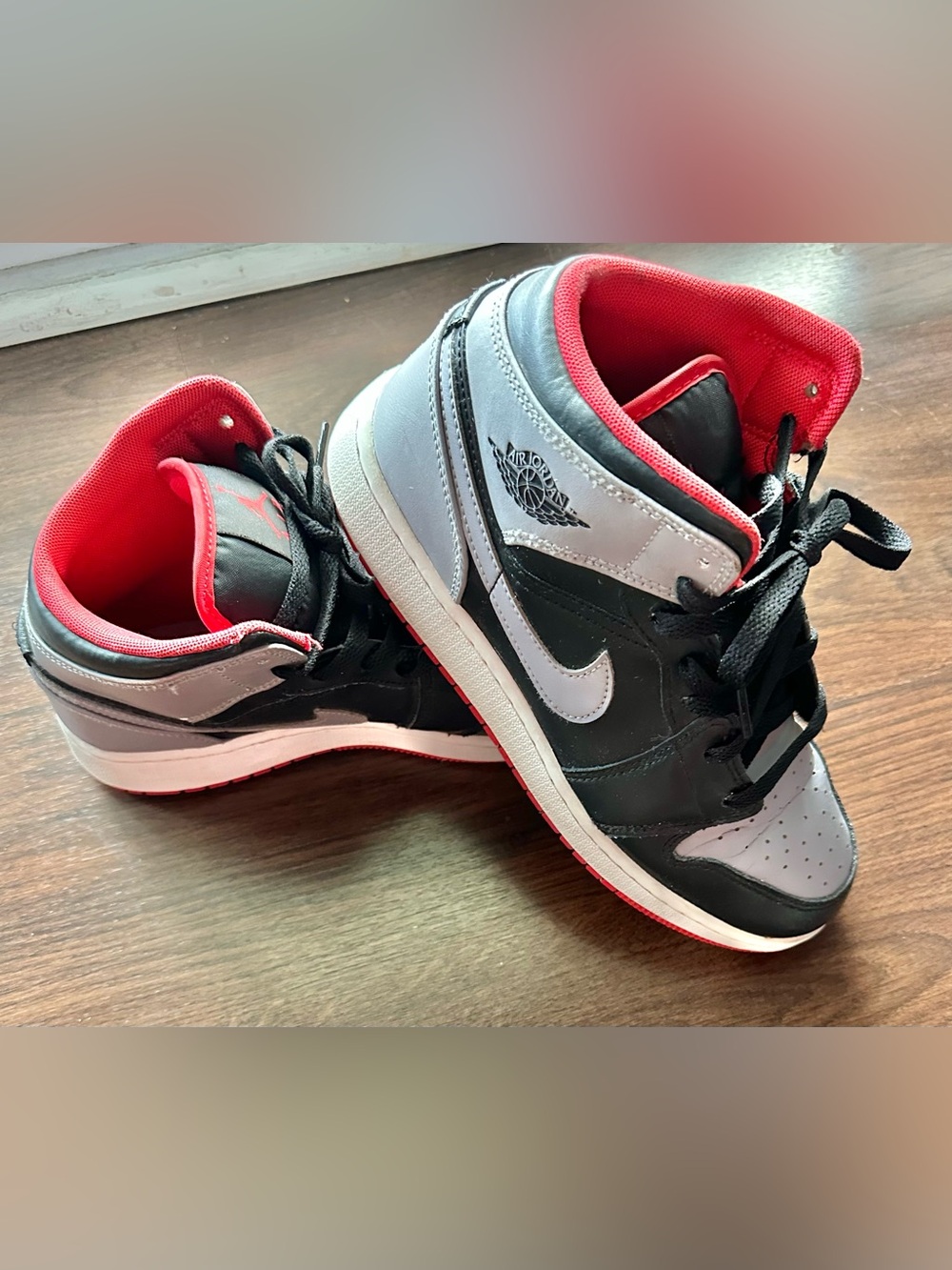 Air Jordan 1 Mid 
Nike 
White / Black / Light Smoke
Grey / Gym Rec